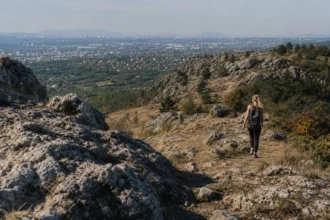 Budaörsi kopárok túra sziklák között Budapest panorámájával