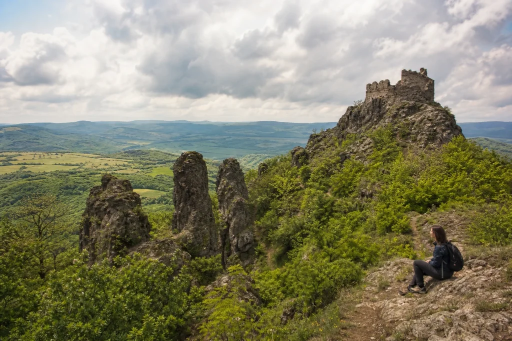 Kilátás a Siroki várra és a Barát-apáca sziklákra a Mátrában