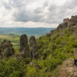 Kilátás a Siroki várra és a Barát-apáca sziklákra a Mátrában