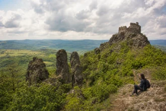 Kilátás a Siroki várra és a Barát-apáca sziklákra a Mátrában