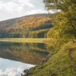 Séta a Lázbérci-víztározónál az őszi Bükkben