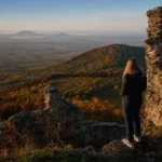 Nő a Somló-hegy várromján, csodás panorámával a szőlőhegyre.
