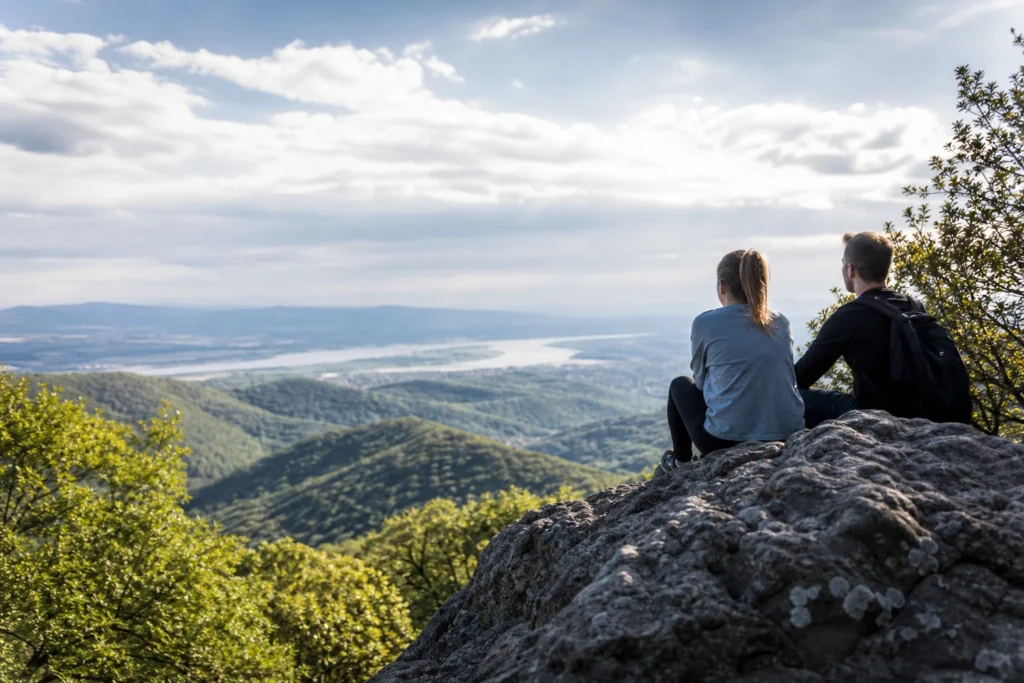 Fiatalok a Dobogókőn, gyönyörű panorámával Budapest közelében