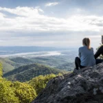Fiatalok a Dobogókőn, gyönyörű panorámával Budapest közelében