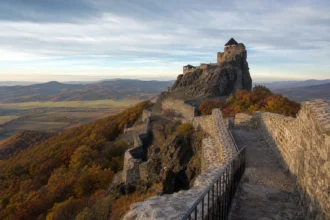 Boldogkő vára őszi tája sziklára épült erődítmény környezetével