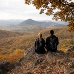 Pár a Gerecse hegyekben, ősszel, gyönyörű panorámával.