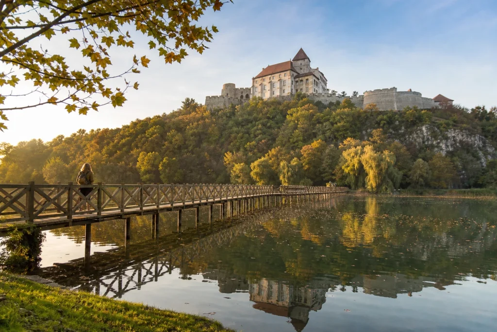 Őszi táj a Tatai Öreg-tónál, háttérben a vár