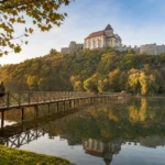 Őszi táj a Tatai Öreg-tónál, háttérben a vár