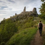 Túrázó a Regéci várhoz vezető ösvényen a Zemplénben