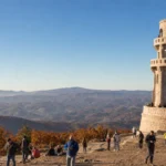 Boldog Özséb-kilátó panorámája őszi napfényben