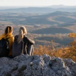 Két túrázó a őszi sziklavilágban Pilisborosjenő környékén.