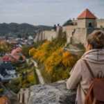 Nő az Egri vár falainál, gyönyörű őszi panoráma a Szépasszony-völgyre.